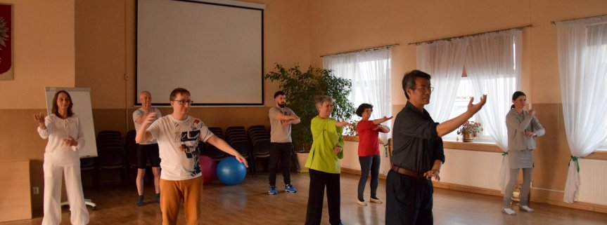 Zajęcia Qigong prowadzone przez Mistrza- Dong Xiao Ji